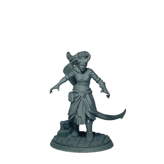 Miniature Female Tiefling 28mm