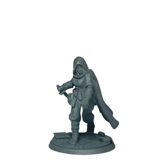 Miniature Female Human wielding Dagger 28mm